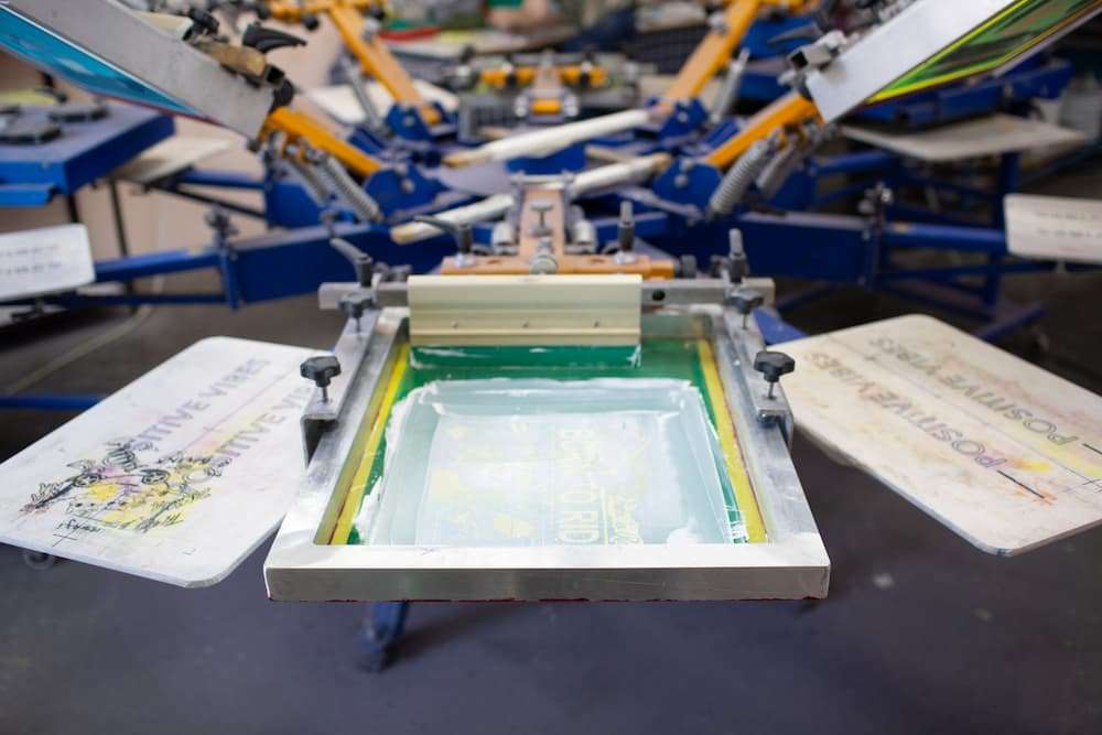 Serigrafi baski makinesinde silecek ve boya uygulamasi
